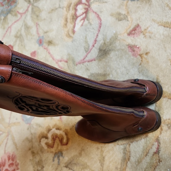 FRYE Women's Lindsay Logo Zip Riding Boot, Redwood, 6B - Picture 5 of 12